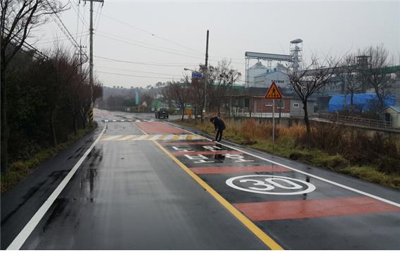노인보호구역 과속방지턱 설치 장면