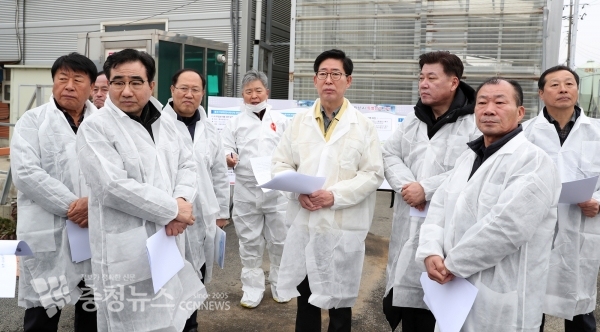 양승조 충남도지사가 29일 천안 용정 산란계 밀집사육단지를 방문해 AI방역 상황 설명을 듣고 있다.