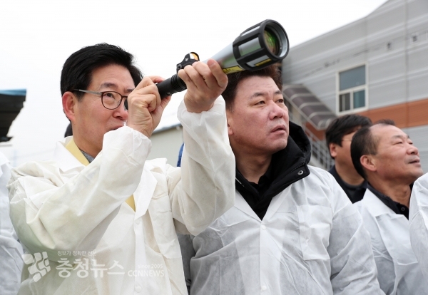 조류 쫓는 장비를 테스트하고 있는 양승조 지사.