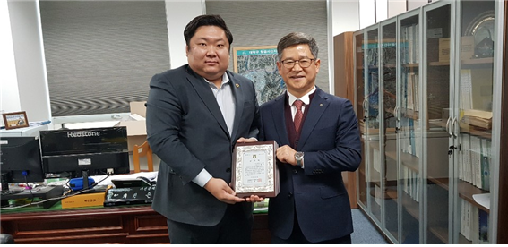 (왼쪽부터) 손희역 의원, 윤상운 대전지역본부장