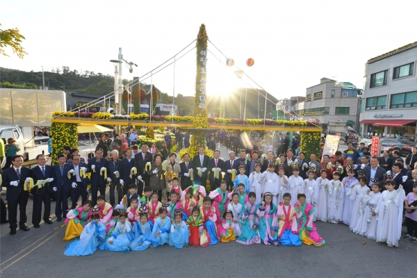 지난 제3회 예산장터 삼국축제 개막식 중 삼색국수 커팅식 모습