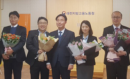 한남대 취업창업처 정종진 부처장(사진 왼쪽 2번째)이 대전지방노동청 김규석 청장(사진 가운데)으로부터 고용노동행정 유공 고용노동부 장관상을 수여받고 기념촬영을 하고 있다. ﻿