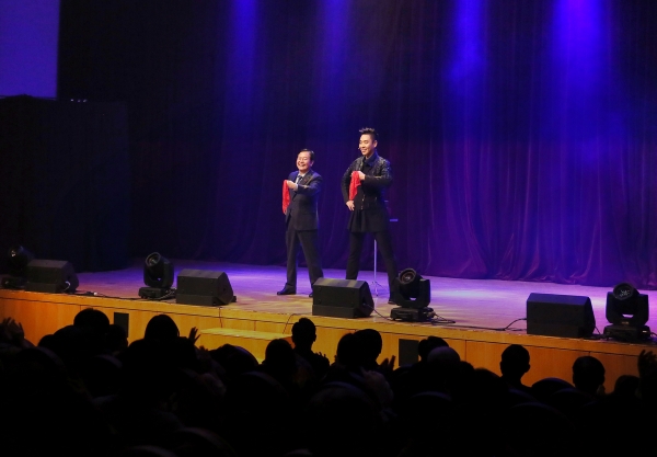 종무식에서 이은결 마술사에게 마술을 배워보는 장 종태 구청장