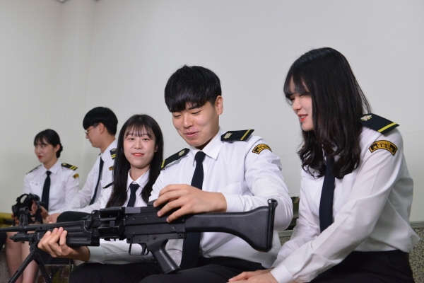 대덕대 군사계열 학생들이 총기를
