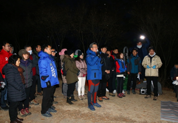 1일 구즉청년회(회장 김홍성) 주최로 열린 보덕봉 해맞이 행사에서 정용래 유성구청장이 인사말을 하고 있다.