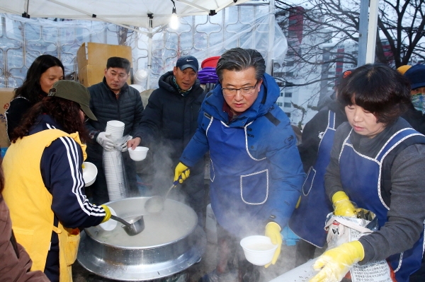 1일 구즉청년회(회장 김홍성) 주최로 열린 보덕봉 해맞이 행사에서 정용래 유성구청장이 행사에 참여한 주민들에게 떡국을 배식하고 있다.