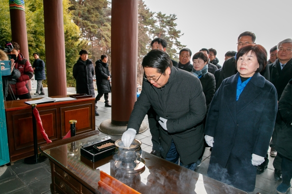 현충사에서 분향하는 오세현 아산시장