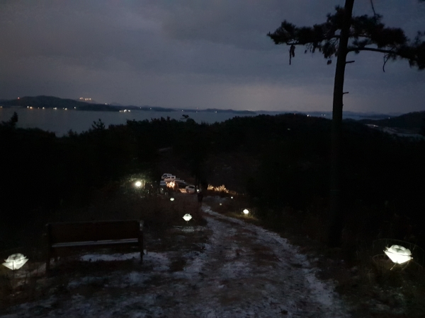 폐그물 업사이클링 전등으로 태안군 당봉 전망대까지 설치한 전경사진