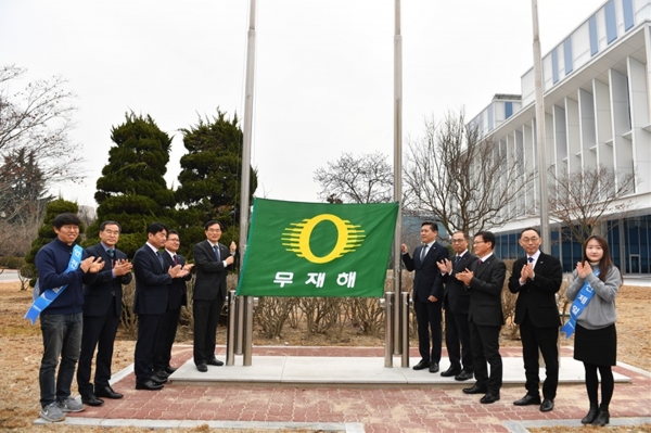 조용만 사장(왼쪽 다섯번째) 등 임직원들이 무재해기를 게양하고 있다.
