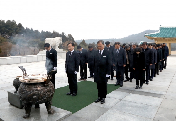 설동호 교육감 현충원 참배 모습