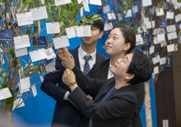 대덕구 직원들의 새해 소망과 각오를 담은 다짐나무 앞에 선 박정현 대덕구청장과 직원들
