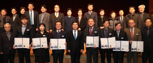 2일 동구청 대강당에서 개최된 2020년 시무식에서 열린 제1대 명예구청장 위촉식 모습