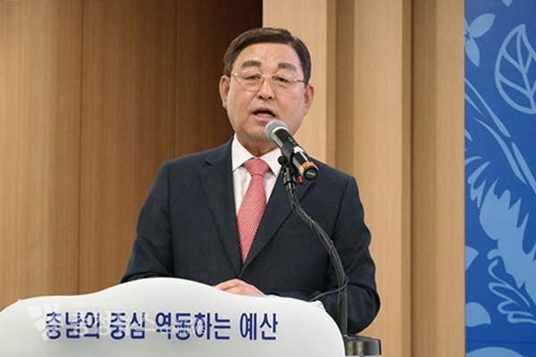 황선봉 예산군수가 3일 예산군청 대회의실에서 신년 기자회견을 하고 "명품 관광도시 조성에 집중하겠다"고 밝혔다.