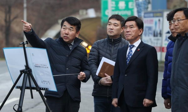 3일 낭월동 곤룡로 일원에서 황인호 동구청장(사진 왼쪽 세 번째)이 블랙아이스 예상 지역을 살펴보고 있다