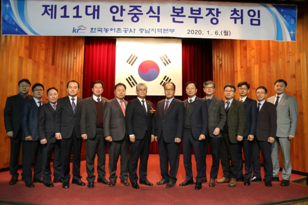 안중식 신임 충남지역본부장(가운데 꽃사지)이 충남지역본부 지사장들과 취임 기념촬영을 하고 있다