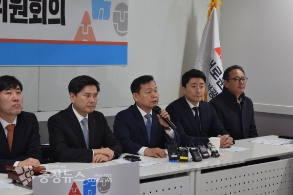 새로운보수당 윤석대 대전시당위원장이 창당 첫 최고위원회의에서 발언하고 있다.