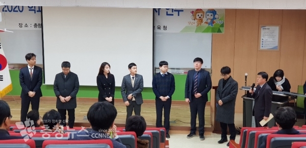 학교폭력대책심의위원회 담당자 연수에서 새로 업무를 맡은 변호사 7명을 소개하고 있다.