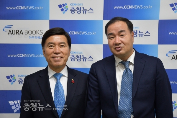 (왼쪽부터) 황인호 동구청장, 김거수 충청뉴스 대표