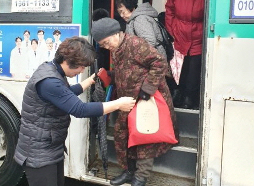 농어촌버스 안내도우미 활동 모습
