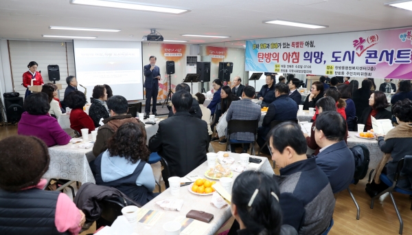 8일 ‘탄방의 아침, 희망 도시락콘서트’에서 장종태 서구청장 인사말 모습