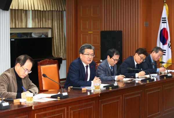 8일 오전 구청 대회의실에서 열린 새해 첫 확대간부회의에서 정용래 유성구청장이 ‘사람과 과학으로 성장하는 도시, 유성’을 조성해줄 것을 당부하고 있다.