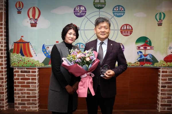 김동수 유성구의원(우)이 유성구 어린이집연합회로부터 감사패를 받고 기념촬영하고 있다.