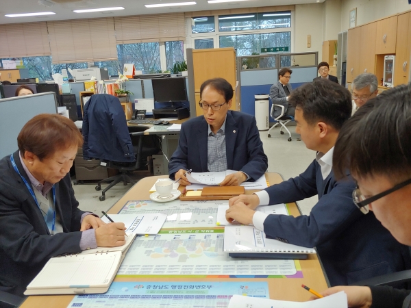 윤찬수 부시장이 회계과장으로부터 업무보고를 청취하고 있다.