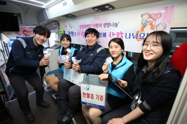헌혈 참여 후 헌혈증을 기증하는 현대제철 당진제철소 직원들