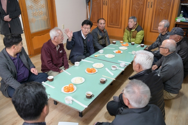 공주시 유구읍 시민과의 대화 사진 -현장방문 모습