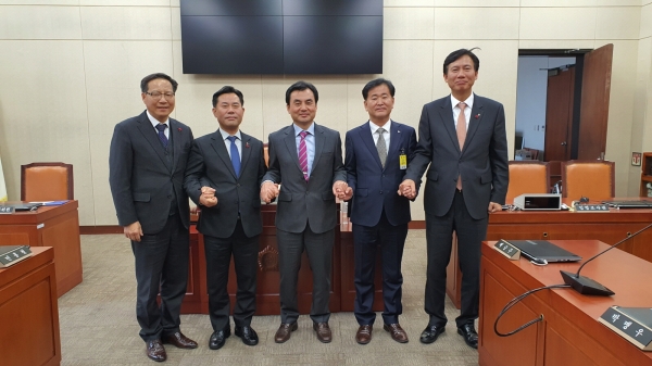 박정현 부여군수 등 부여군 집행부 국회 방문 장면