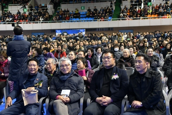 박수현 전 청와대 대변인 출판기념회 참석한 민주당 소속 공주시의원