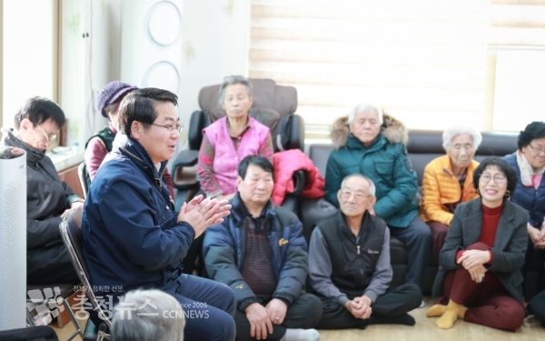 석곡리 경로당 어르신들과 대화하는 오세현 아산시장