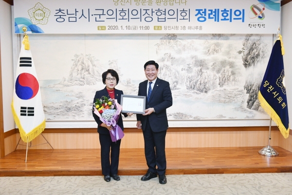 보령시의회 박금순 의장 전국의정봉사상 수상 모습