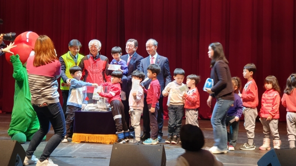 희망2020 나눔캠페인 이웃돕기 성금모금에 동참한 단체와 군민들의 모습