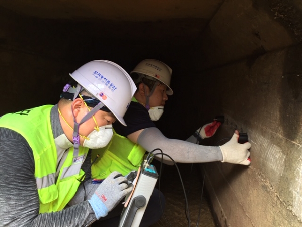 2019년 9월 한국농어촌공사 안전진단사업단 직원들이 라오스 현지에서 시설물에 대한 정밀안전점검을 실시하고 있다_