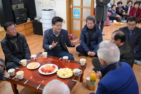 평소리 마을회관을 방문해 어르신들과 대화하는 김정섭 시장