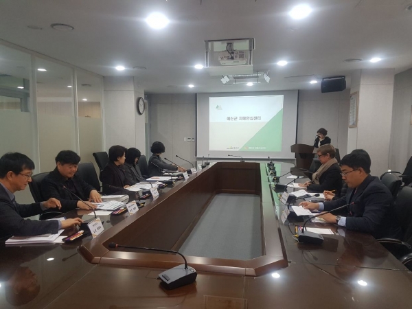 WHO(세계보건기구) 서태평양지역 고령화부서 과장급 3명이 군 보건소 치매안심센터 방문 간담회 모습