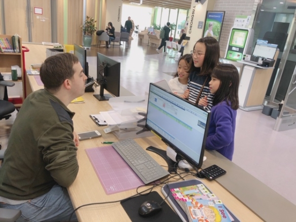 천안 청수도서관 원어민 명예사서(Adam Jantz) 모습