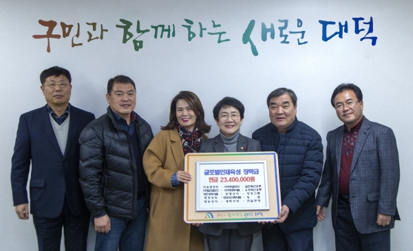 장학금 기탁식에 함께 유통업체 대표들과 박정현 대덕구청장(가운데)