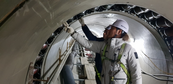 안전중심 경영을 중점 추진하고 있는 한국농어촌공사 직원이 경북 무림지구 배수개선사업 현장에서 시공중인 배수터널의 내부의 안전상태를 점검하고 있다
