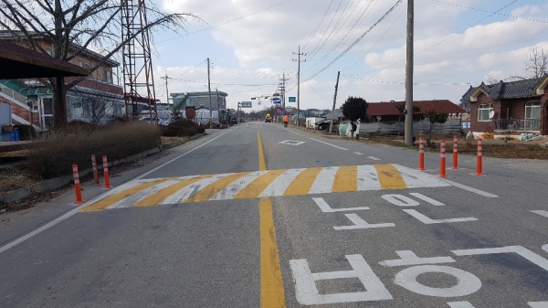 오가면 오촌1리 마을 앞 도로인 지방도 618호 과속방지턱 갓길에 차선규제봉을 설치한 모습