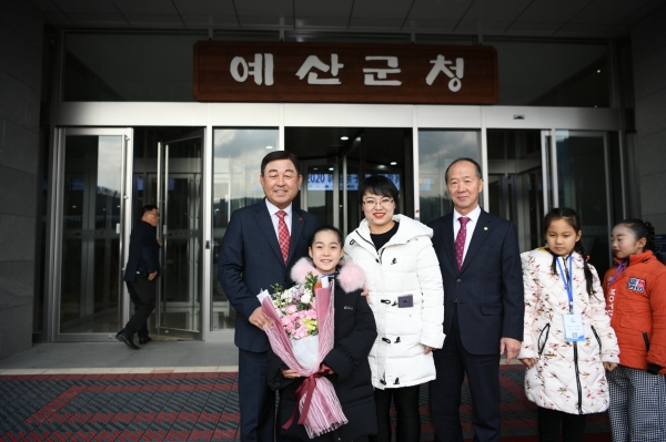 황선봉 군수가 예산군을 방문한 중국 청소년 예술문화교류단을 환영하고 기념촬영