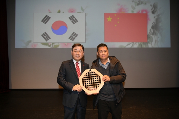 황선봉 군수가 중국 청소년 예술문화교류단에게 기념품을 증정하는 모습