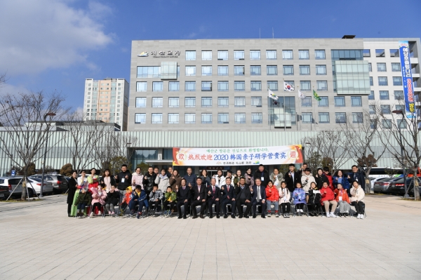 예산군을 방문한 중국 청소년 예술문화교류단과 군 관계자들의 기념촬영