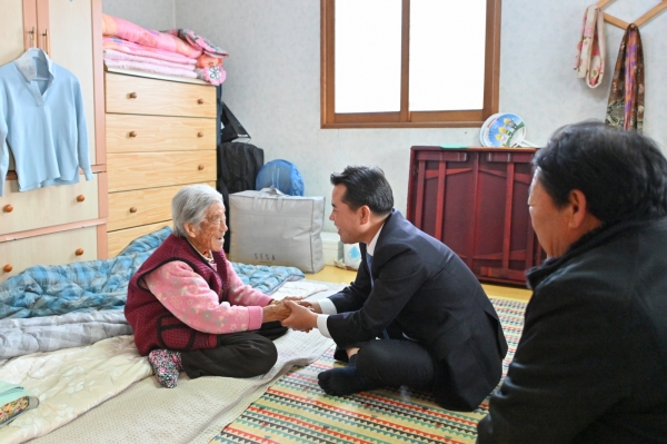 박정현 부여군수, 읍면 순방 최고령 어르신 신년세배