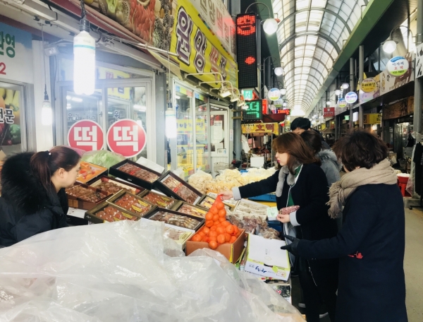 전통시장 이용 장면