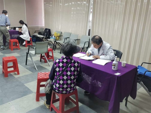 의료지원 검진 모습