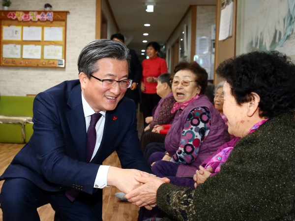 설명절 어려운 이웃 위문에 나선 정용래 구청장