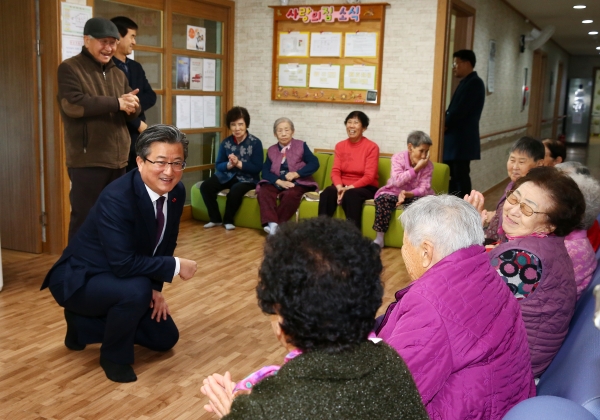 설명절 어려운 이웃 위문에 나선 정용래 구청장