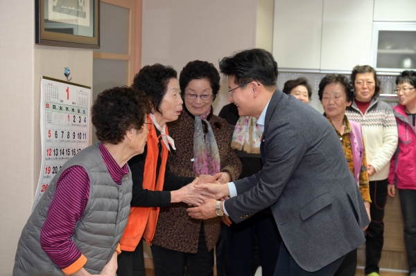 김 시장은 시민과의 대화에 앞서 주공5단지 경로당 방문